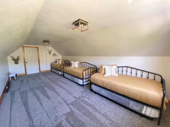 Chambre gigogne à l'étage, 6 couchages. Matelas en mousse hybride et à mémoire de forme confortables.