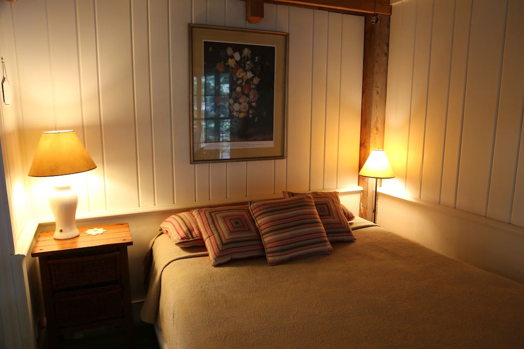 cozy bedroom (queen)
