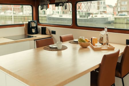 Modern home on a boat w/ free parking & wifi