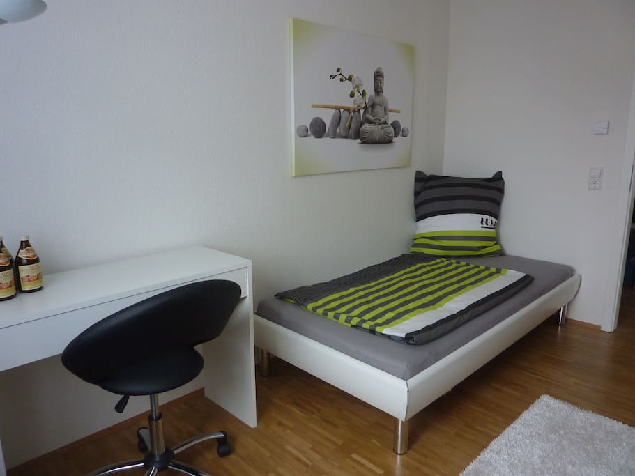 Gästezimmer (Ansicht Bett & Schreibtisch)