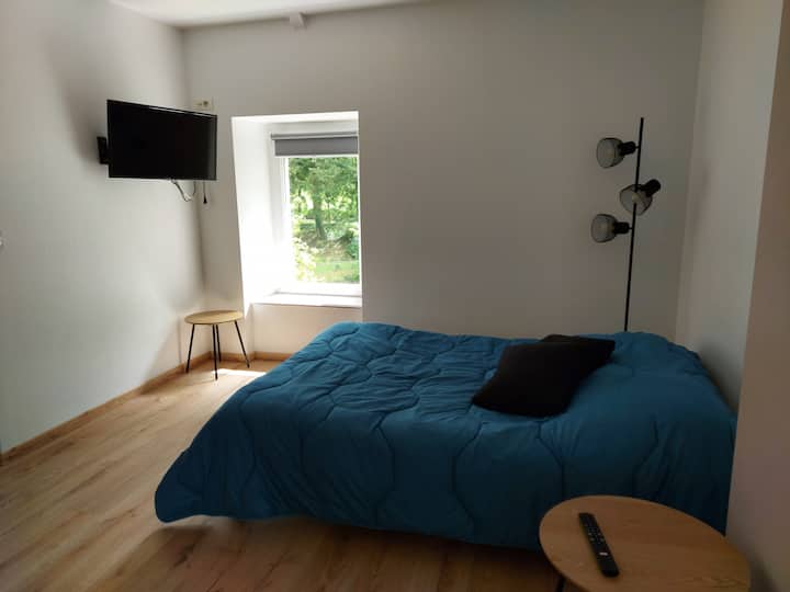 เตียงคู่ในห้องนั่งเล่น   