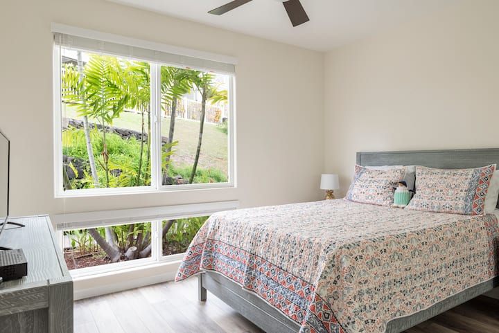 Chumba cha kulala cha ghorofa kuu kilicho na Kitanda aina ya Queen na televisheni ya inchi 32