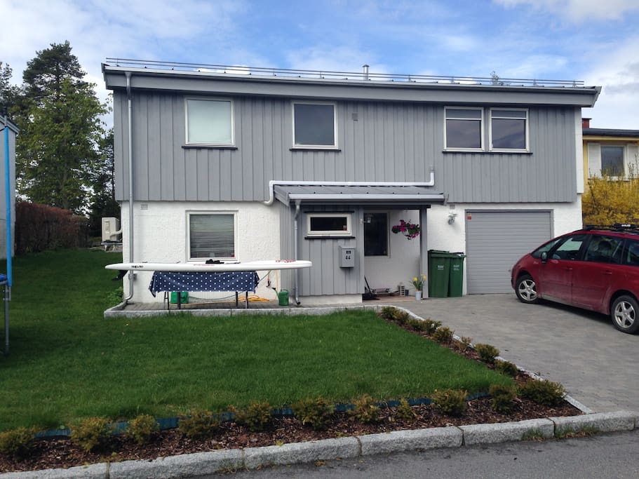 The front of the house. The window down on the left is the bedroom for rent.