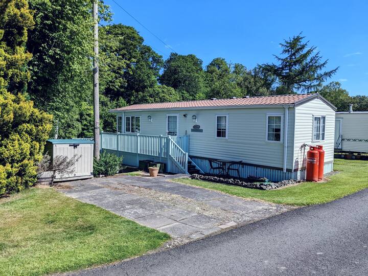 Stunning 2 Bedroom Holiday Home on the Riverside Vacation homes for