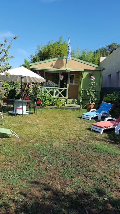 chalet avec jardin .