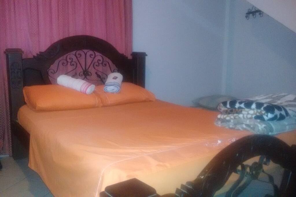 Habitación privada dos, amplio espacio con cama doble de 1.60 * 1.90 y una litera de 1 * 1.90 ideal para familia, con baño privado,agua caliente, WiFi, televisión con cable