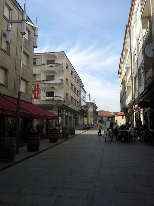 Calle peatonal donde está ubicado el edificio