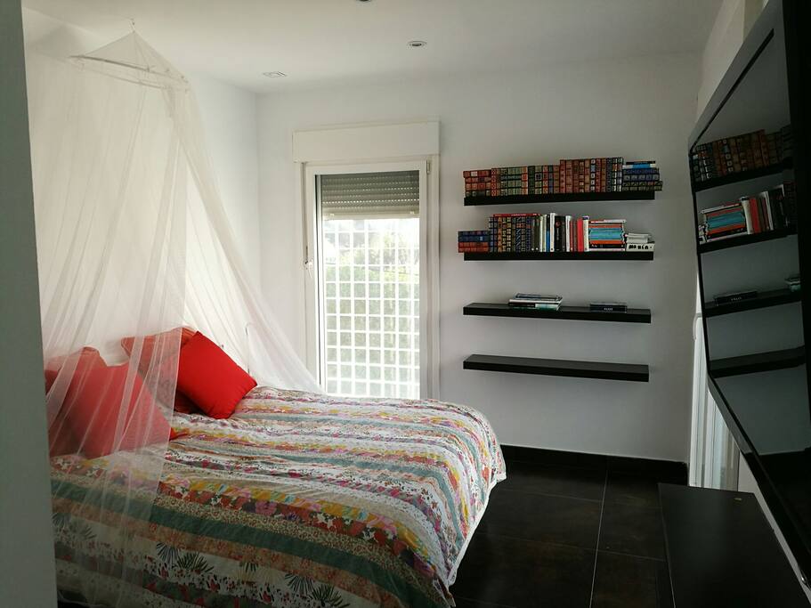 Habitación con cama de 150 cm, televisión y terraza individual