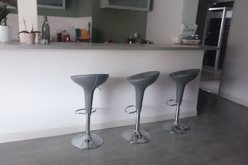 5 bar seats like those available for quick breakfasts or long drink time !