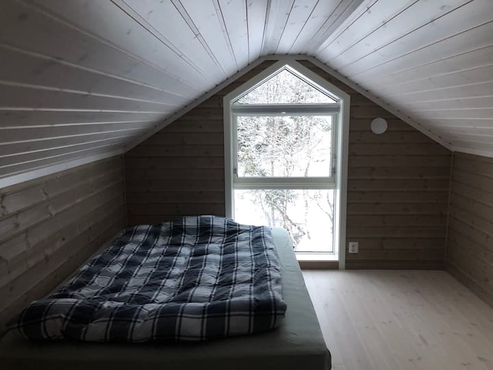 Dhoma e gjumit 3, me krevat dopio në loft. Dhoma e gjumit 4 në loft është e madhe, me 4 ambiente gjumi.