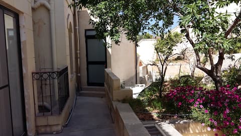 Garden view studio , MTA LICENCE H/F8424