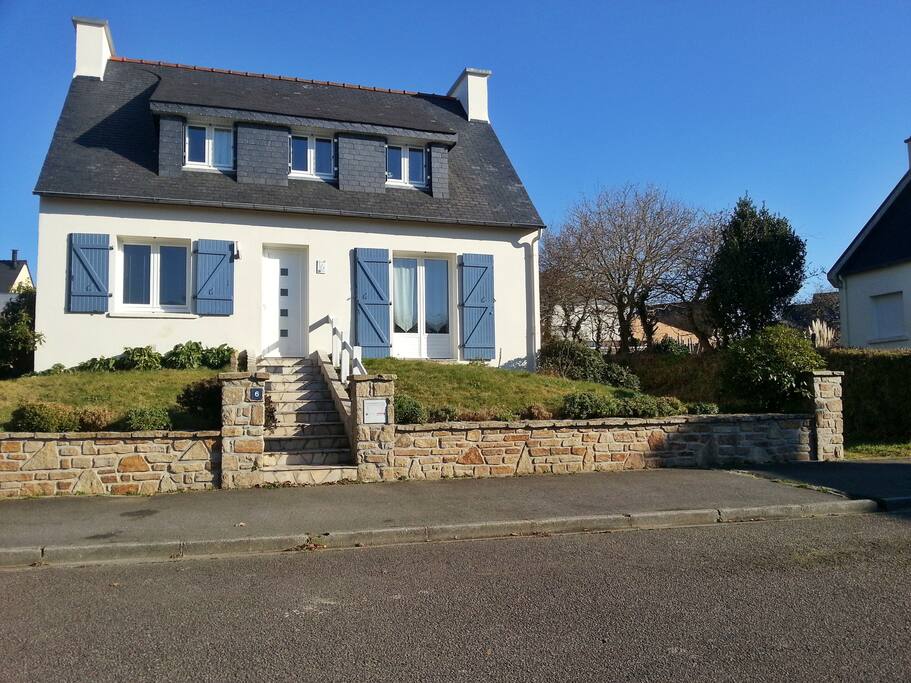 façade de notre maison en soirée