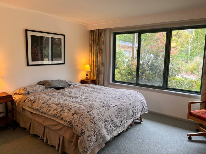 Glavna spavaća soba. Bračni krevet (koji se na zahtjev može podijeliti na dva kreveta za jednu osobu). 