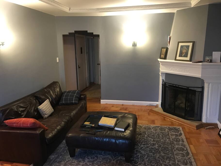 Beautiful Entryway & Living Room w Decorative Fireplace