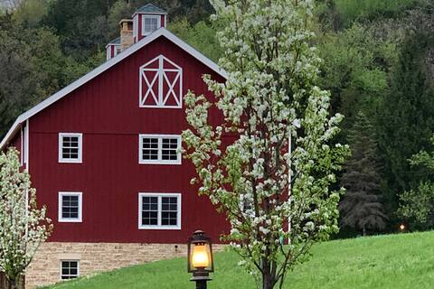 Annabel Lee Barn ~ A Getaway of Warmth & Charm!