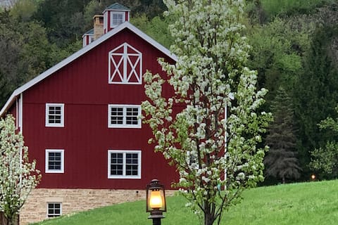 Annabel Lee Barn ~ A Getaway of Warmth & Charm!