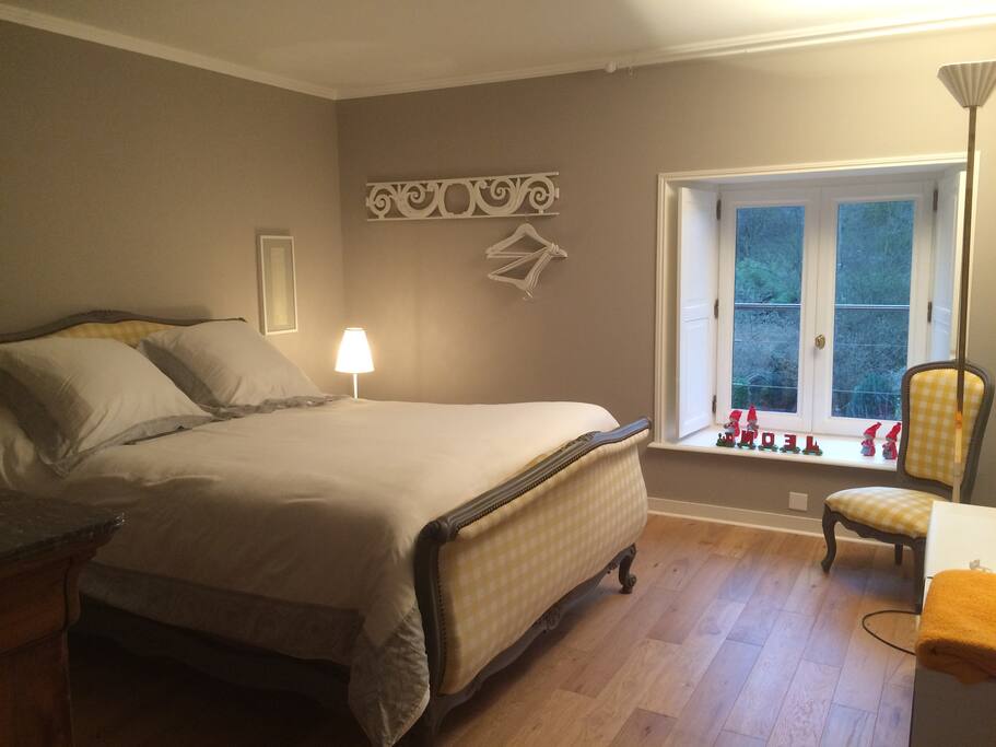 Possibilité d'une suite de 2 chambres:
Chambre Chendollé.
Lit double
Suite familiale au second niveau.
Avec WC + SDB + petit salon communs pour les deux cahambres