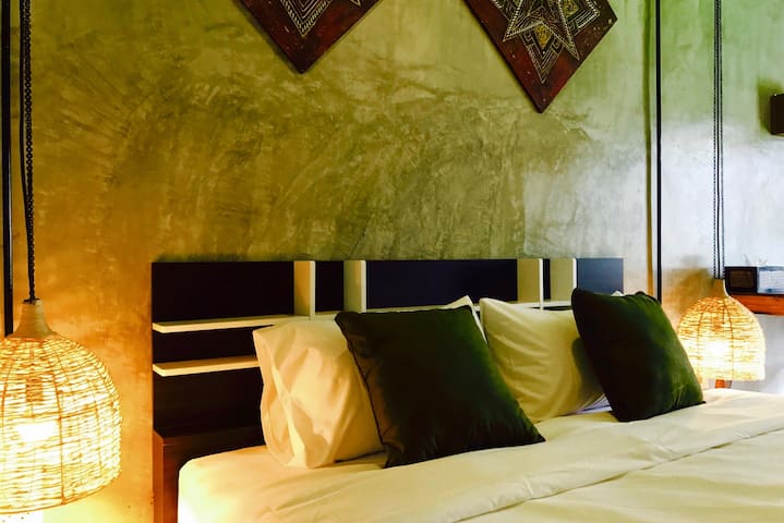 Rm 12: Perfect location, near Nite Bazaar & Moat