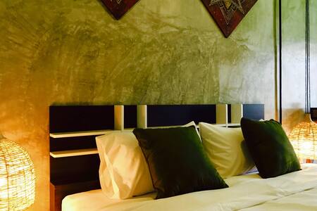 Rm 12: Perfect location, near Nite Bazaar & Moat