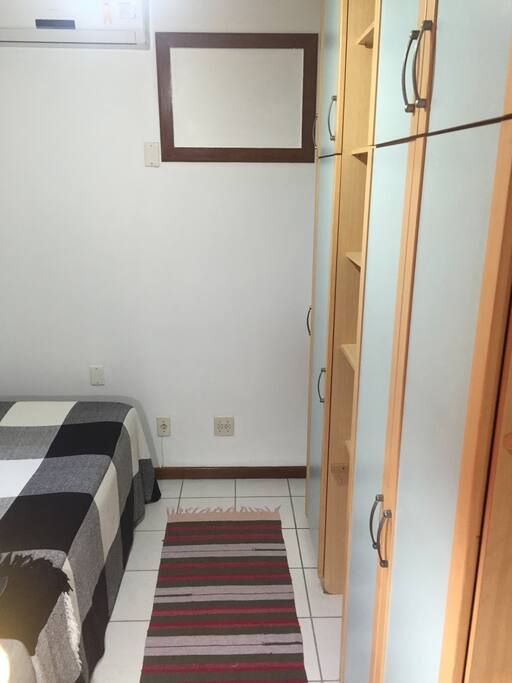 Outra vista do quarto. Armários e cama!