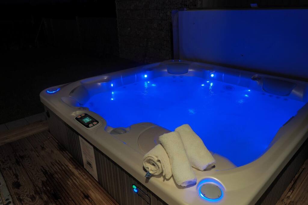 Außenwhirlpool mit LED-Beleuchtung