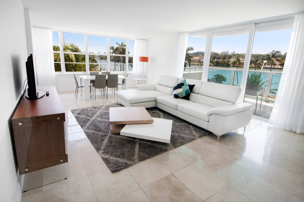 Living room with the great bay view dinning table and flat screen tv