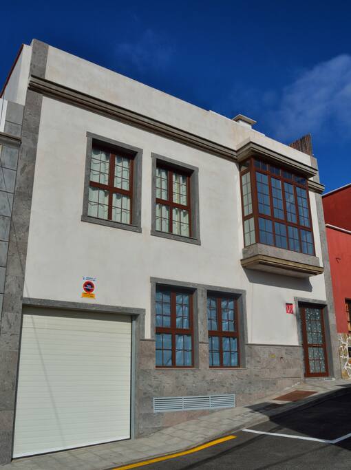 FACHADA DE LA CASA/GARAJE.