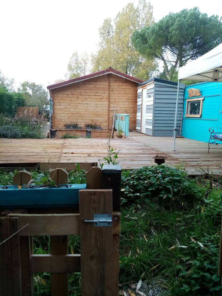 Tarracë e madhe prej druri 40 m2 pas chaletit me pamje dhe dalje në bregun e lumit 