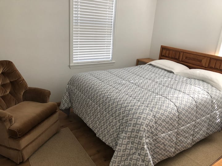 Quarto #2, cama queen, sombra escura de luz foram adicionados .