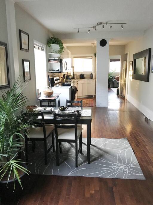Dining area & kitchen