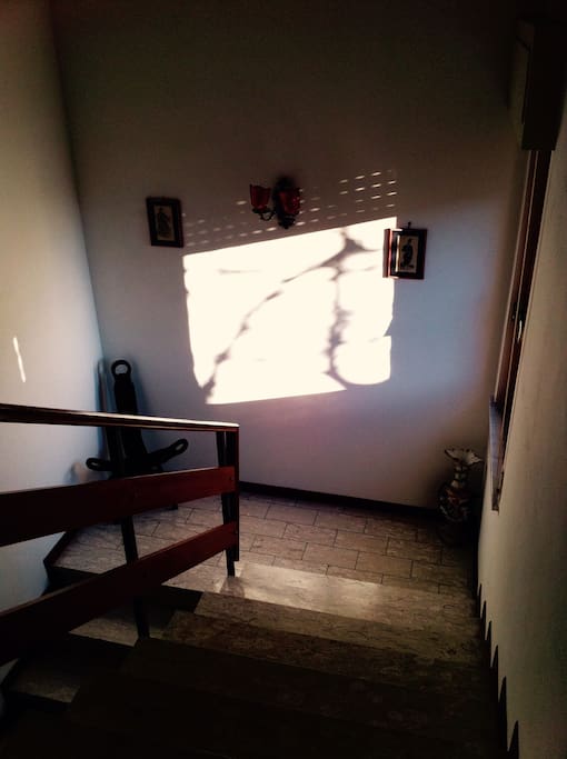 Le scale che portano alla zona notte\ stairs that takes you to the second floor