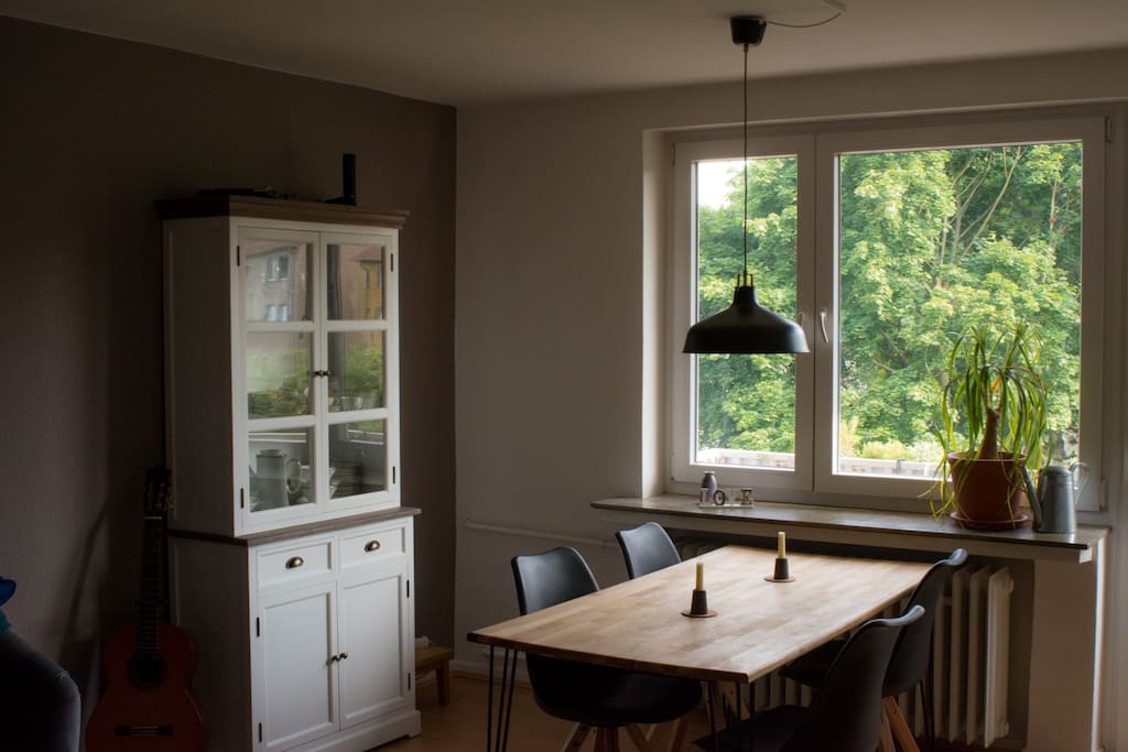 Wohnzimmer mit Essbereich - Blick auf den Innenhof