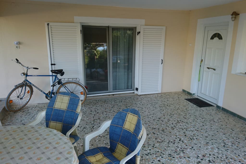 Eingang zur Gästewohnung mit Terrasse