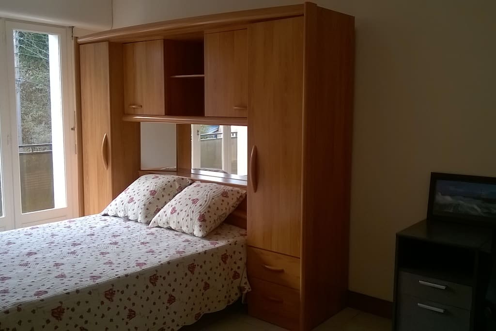Lit et espace travail, 15m², clair et confortable