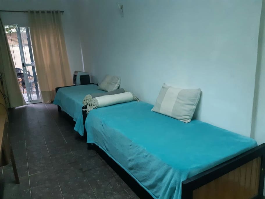 Living equipado con una tv y 2 camas