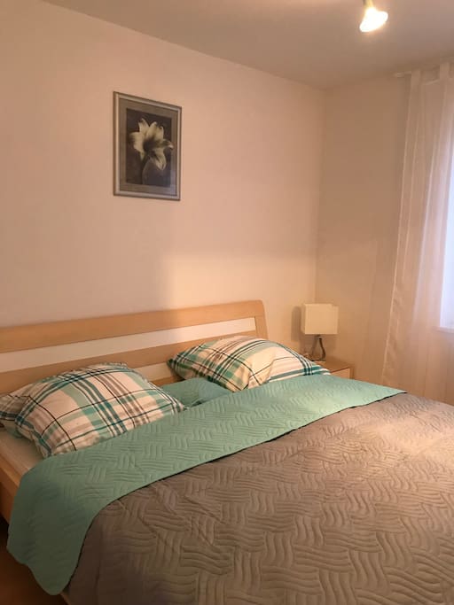 Bett ist 1,80 m breit