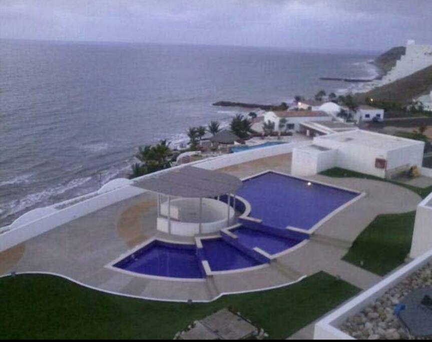 Cuatro piscinas en el Edificio