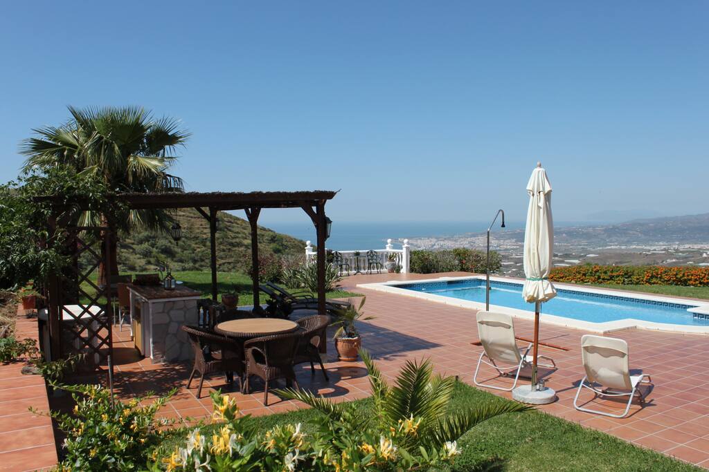 Die Grillecke und der Pool