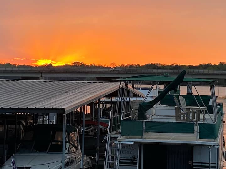 Stunning Lake Wylie Houseboat with dramatic views. Houseboats for