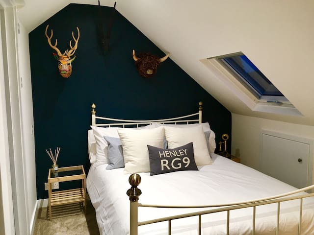 Private bedroom with en suite, 5 mins fr river