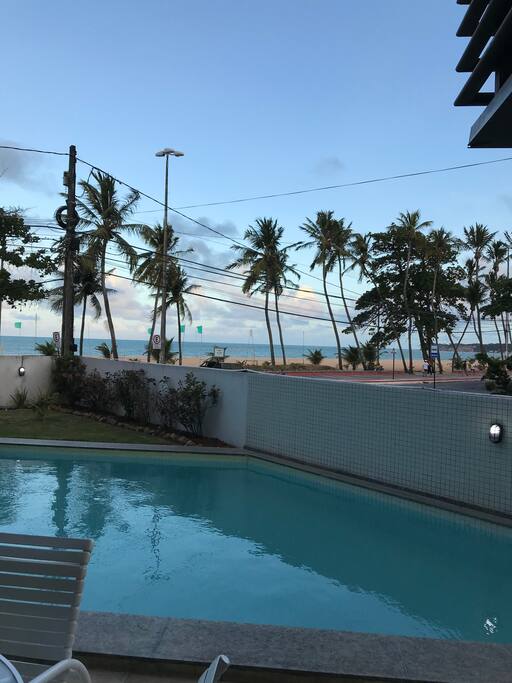 Piscina com vista para o mar