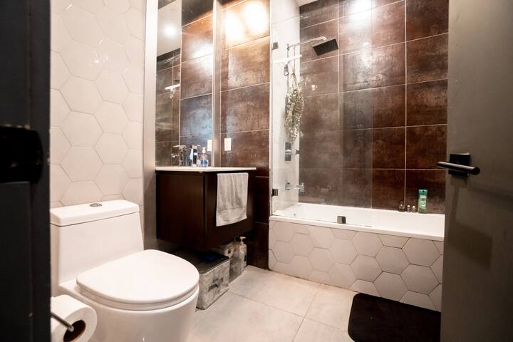 Fabulous 4 Bdrm Duplex with a Backyard gallery image 5