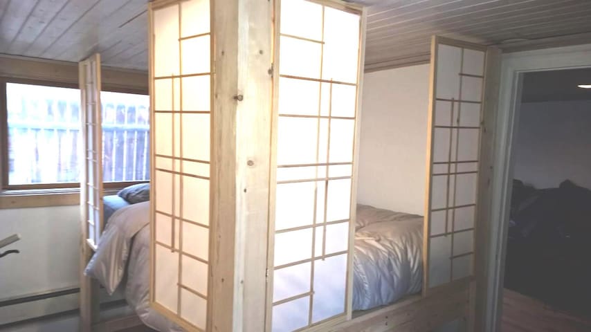 Downtown Studio perfect for 2, accommodates 3