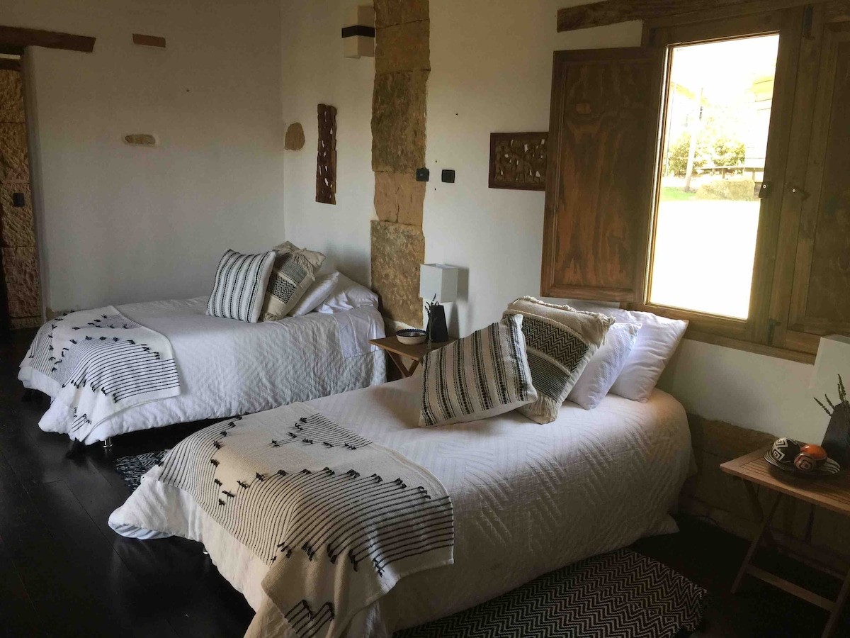 Спалня №4 разполага с две единични легла, баня и тоалетна, изглед към планината.