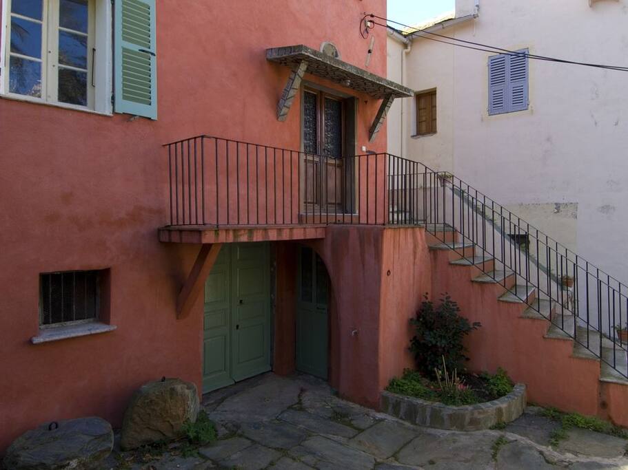 L'entrée de la maison et sa cour privative