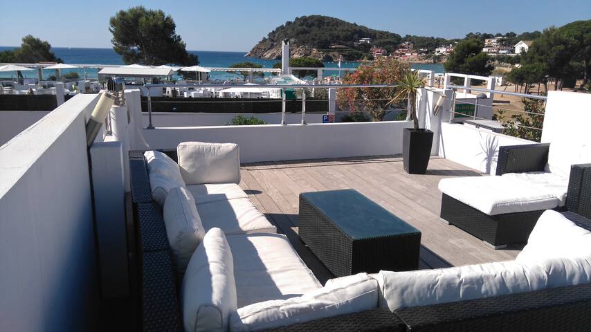 VILLA DE CHARME, LES PIEDS DANS L’EAU, gallery image 2