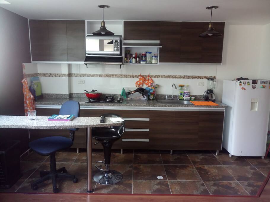 Cocina integral en la cual puedes utilizar nevera, estufa, horno microondas