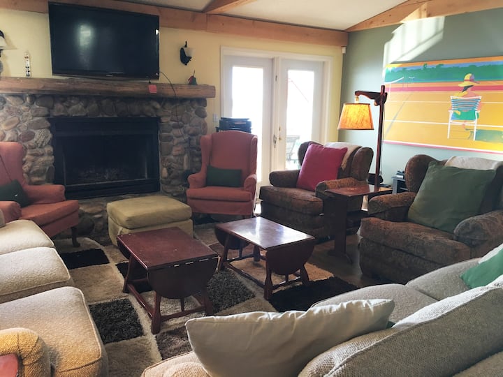 Stunning Sylvan Lake Beach-front Home With View - Sylvan Lake