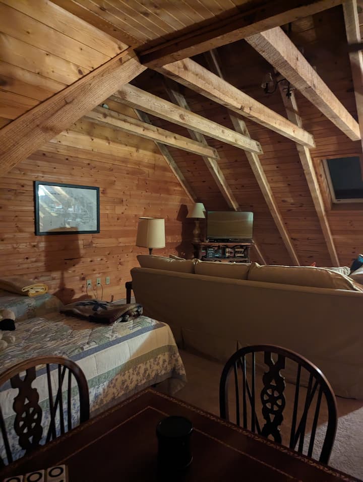 Ზემოთ ლოფტი/საოფისე სივრცე...ორი ერთადგილიანი საწოლი