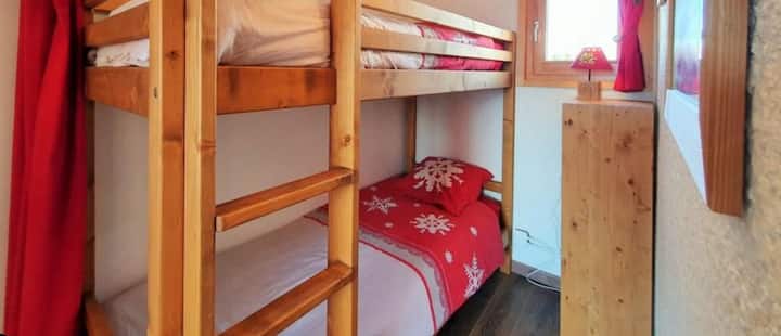 Horský kút s oknom a šatníkom (nie na fotke) .